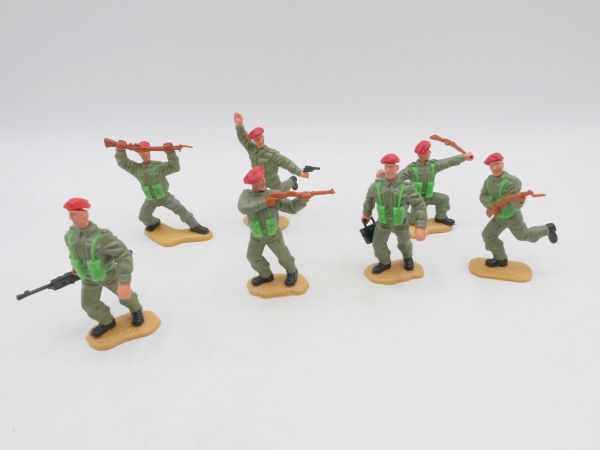 Timpo Toys Group of Englishmen with red beret (7 figures, 2nd version)