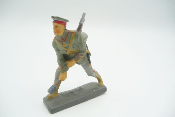 Soldier going ahead with stick grenade - nice modification on Lineol base