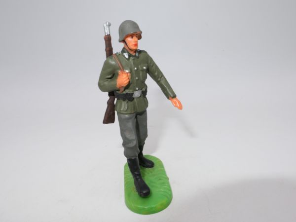 Elastolin 7 cm Deutsche Wehrmacht 1939: Soldat, K98 umgehängt, Nr. 10025