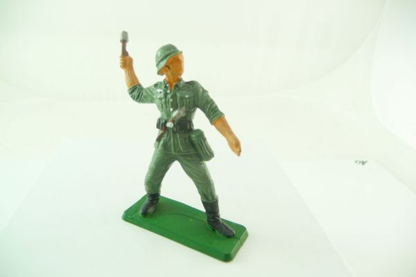 Starlux German soldier throwing stick-grenade - top condition
