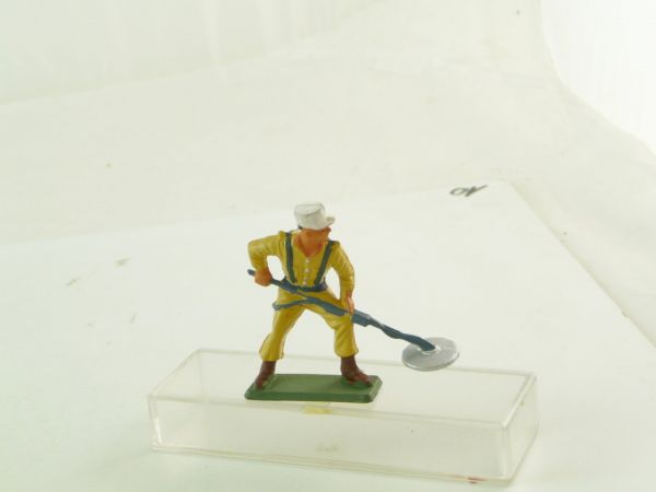 Starlux Soldier 8th Army with mine detector