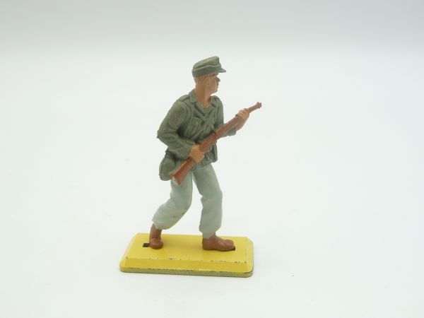 Britains Deetail Afrika Korps, German officer going ahead with rifle