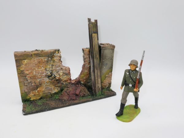 Wall of houses / ruins for showcases/dioramas (without figure)