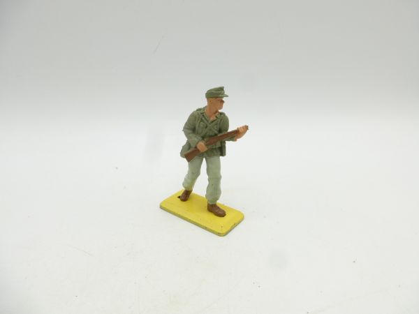 Britains Deetail Africa Corps: Soldier advancing with rifle
