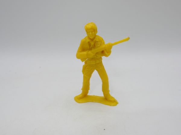 Heinerle Manurba Cowboy stehend, Gewehr vor dem Körper, gelb