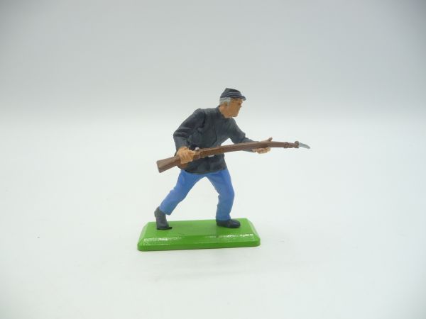 Britains Deetail Union Army Soldier going forwards with rifle (movable arm)