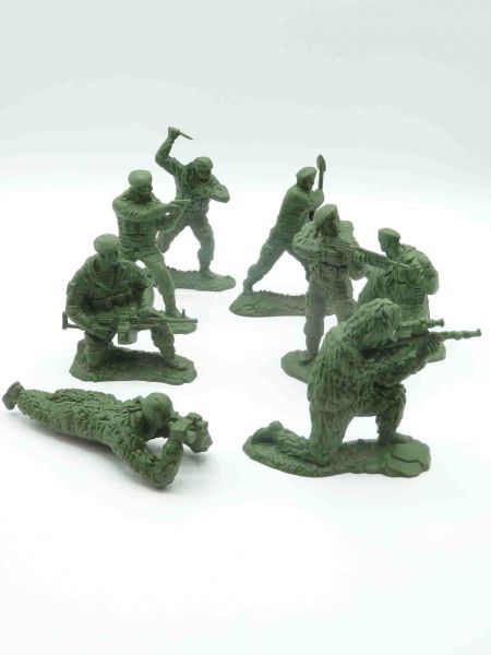 Group of soldiers / blanks (8 figures) similar to Marx ( 9-10 cm size )