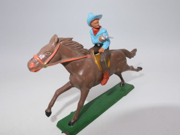 Starlux Cowboy riding, pistol sideways