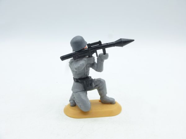 Cherilea Soldier kneeling with bazooka