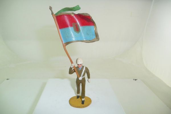 Merten 6,5 cm Solider marching with flag - see photos