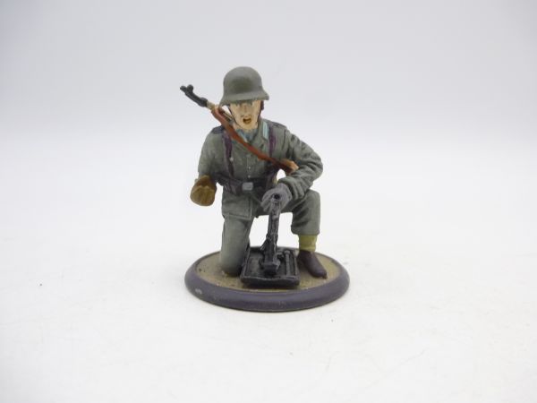 Soldat kniend ladend (Metall WK Figur, ca. 5/6 cm Serie)
