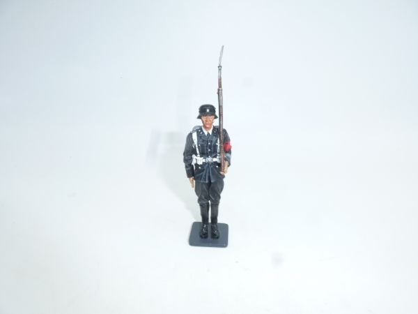 The Collectors Showcase Berlin 1938, Soldier standing still, presenting rifle