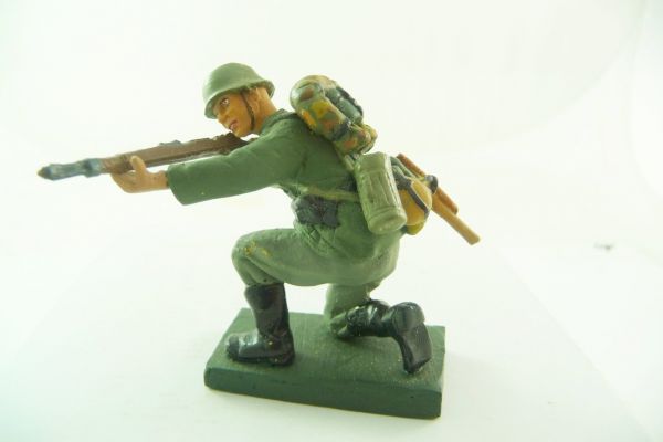 Mini Forma German soldier kneeling firing - great details