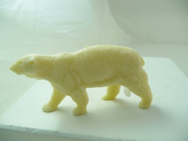 Ice bear walking (similar to Linde)