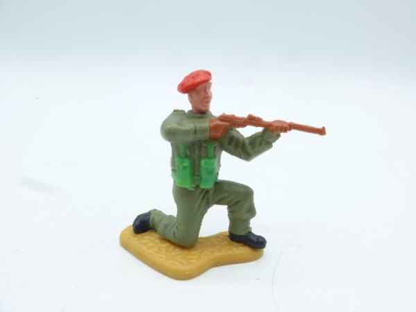 Timpo Toys Englishman kneeling firing, with red beret