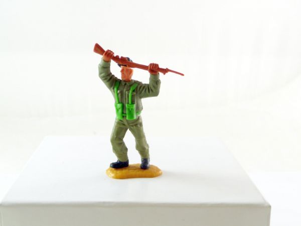 Timpo Toys Englishman, rifle over head, black beret