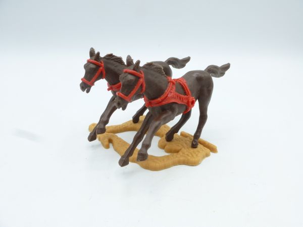 Timpo Toys Cantering carriage team, white with red bridle