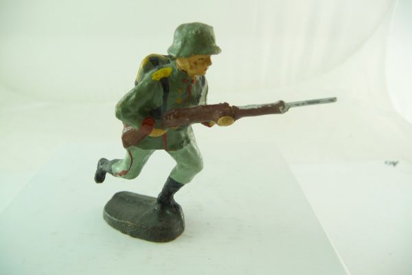 Elastolin composition German Armed Forces; Soldier running ahead with rifle