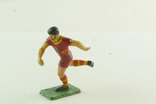 Starlux Footballer shooting the ball - early figure, great painting