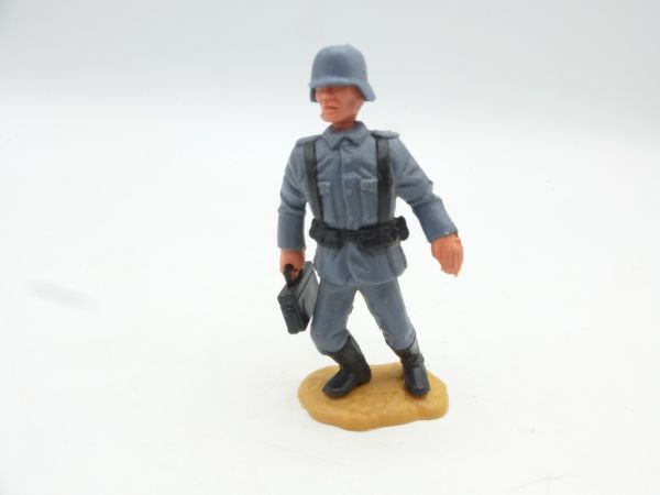 Timpo Toys Deutscher Soldat mit Munitionskoffer