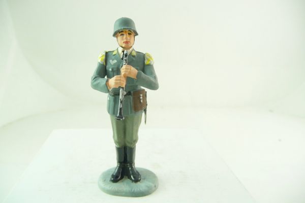 Preiser 7 cm Air Force: Soldier with clarinet - collector's painting