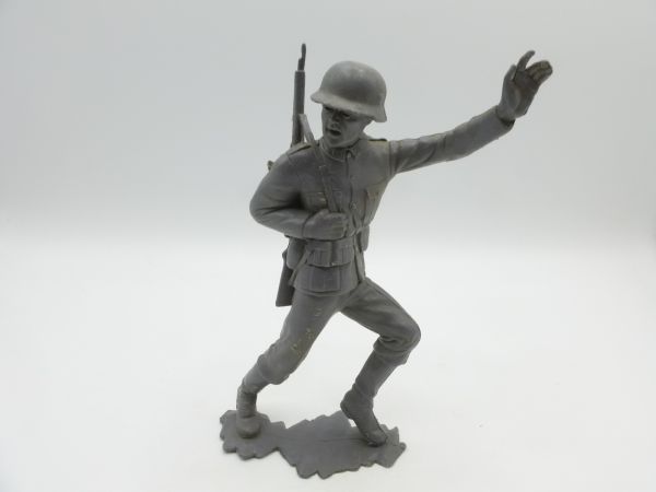 Soldier with steel helmet, hand raised, similar to Marx (14 cm size)