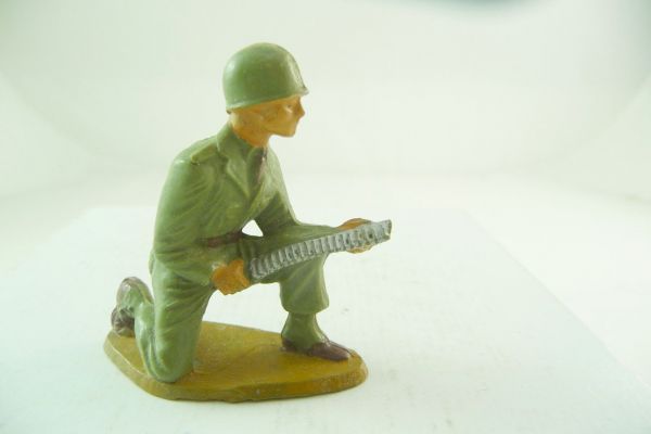 Starlux Soldier kneeling with ammunition cartridge