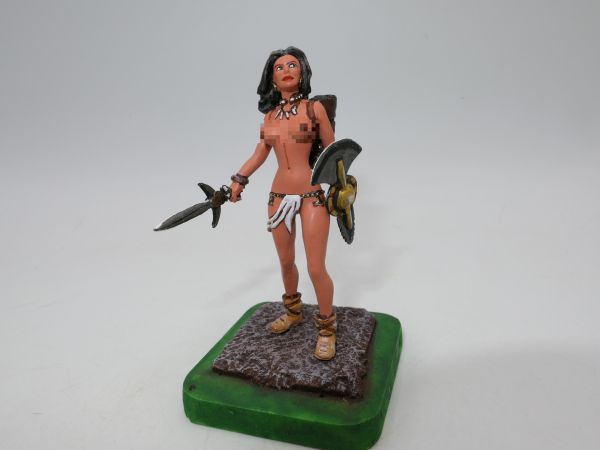 Amazon with weapons (total height 7 cm) - glued on additional resin base