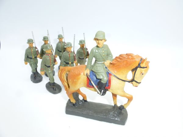 Elastolin Masse Offizier zu Pferd mit 6 marschierenden Soldaten