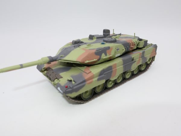 Metal tank, painted, total length 14 cm