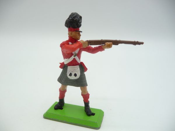 Britains Deetail Waterloo Englishman standing firing - movable arm