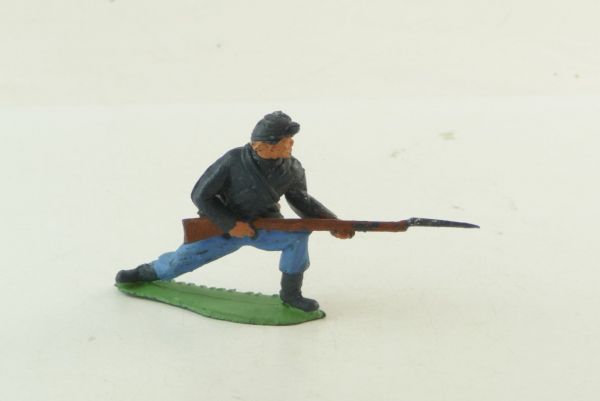 Timpo Toys Solids Union Army soldier crouching, jabbing with rifle