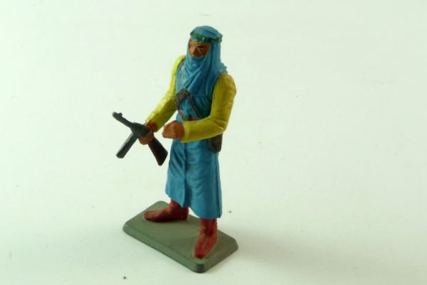 Starlux Arab standing with sub-machine pistol