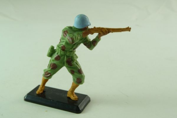 Britains Deetail Soldier standing, firing with rifle - blue helmets -