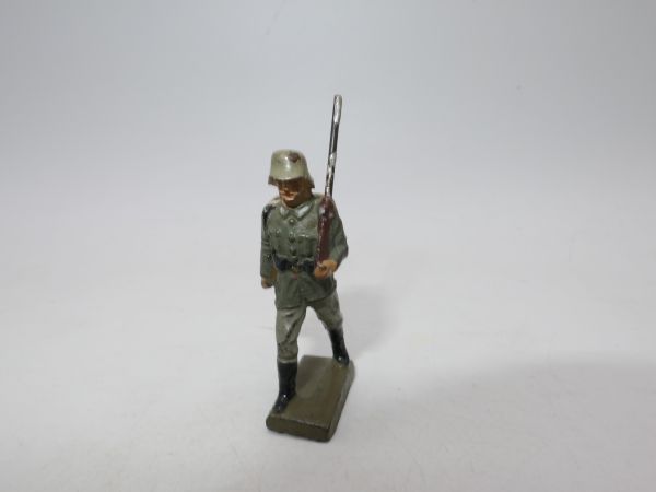 Lineol WW soldier marching (compound, 4 cm)