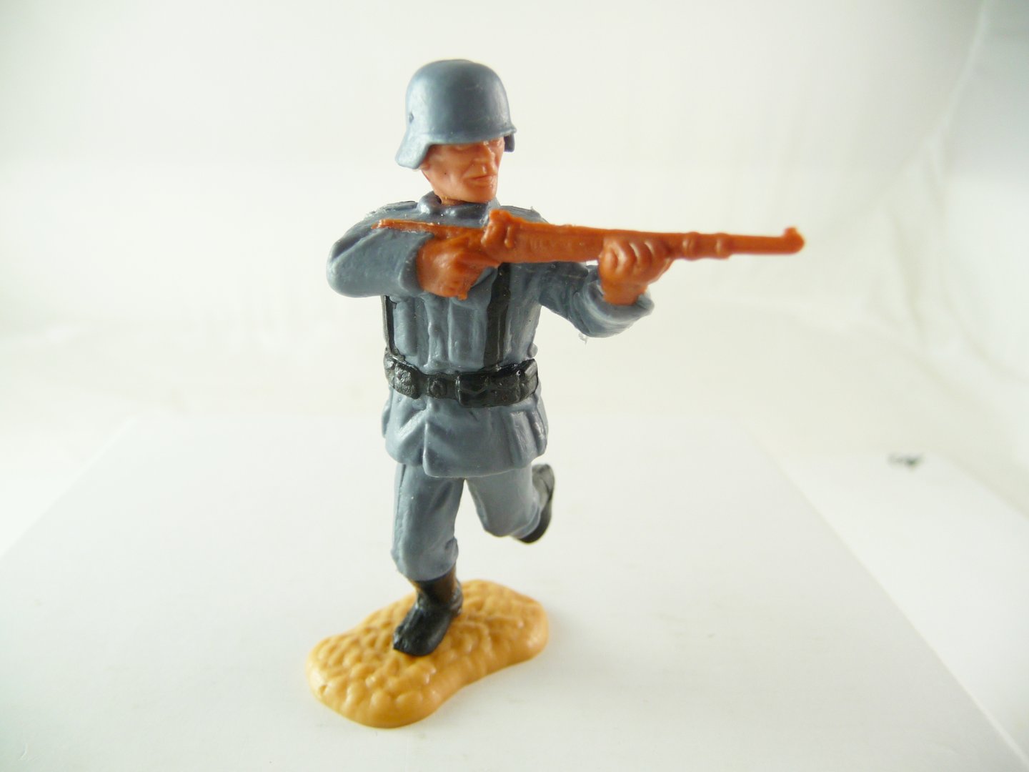 Timpo Toys Deutscher Soldat WWII mit Gewehr schiessend  im Blister 