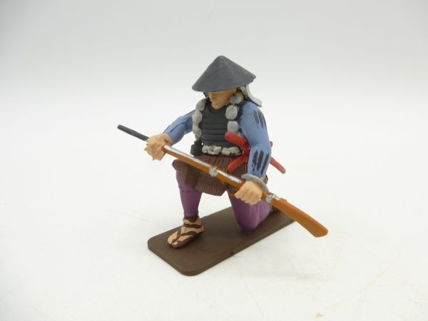 Samurai kneeling with rifle (plastic, 5 cm series)