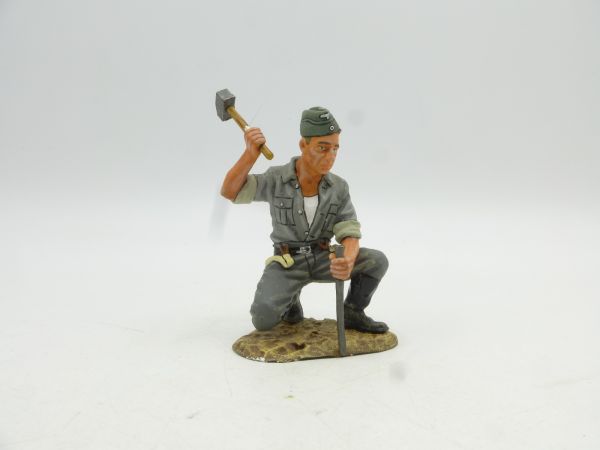 King & Country Greater Germany, soldier with hammer + chisel