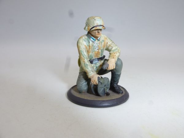 Hachette Collection WW Soldier with firing coil (5 cm figure)