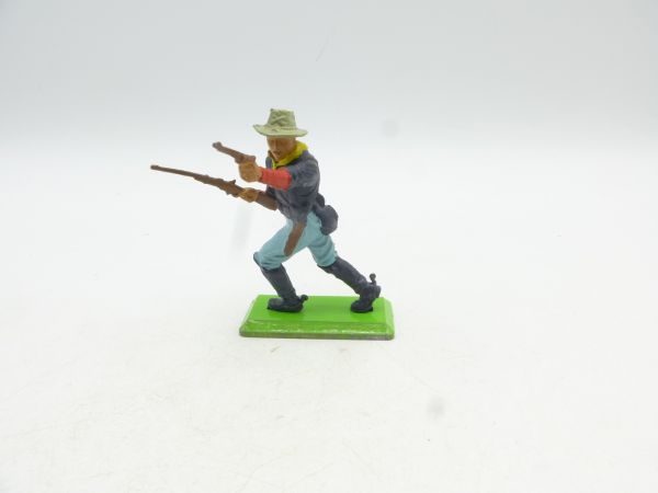 Britains Deetail Soldier 7th Cavalry advancing with pistol + rifle