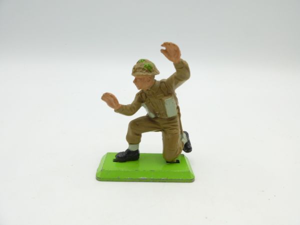 Britains Deetail English soldier kneeling, hands up