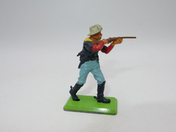 Britains Deetail Soldier 7th cavalry, firing rifle