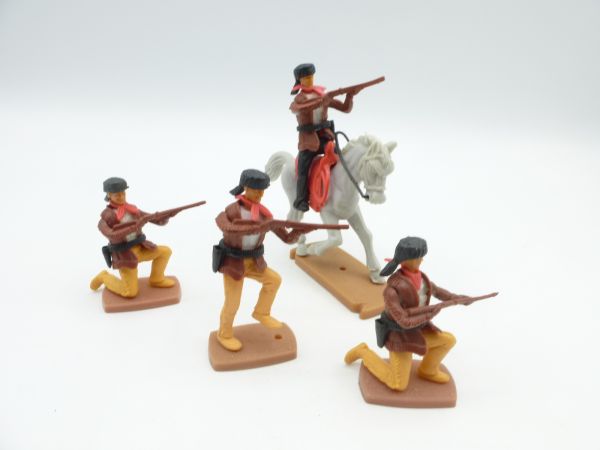 Plasty 4 beautiful trappers firing (1 rider, 3 foot figures)