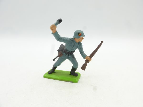 Britains Deetail German soldier with hand grenade + rifle, incl. emblem