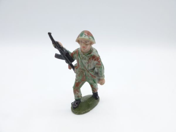 Soldier (camouflage), machine gun at his hip
