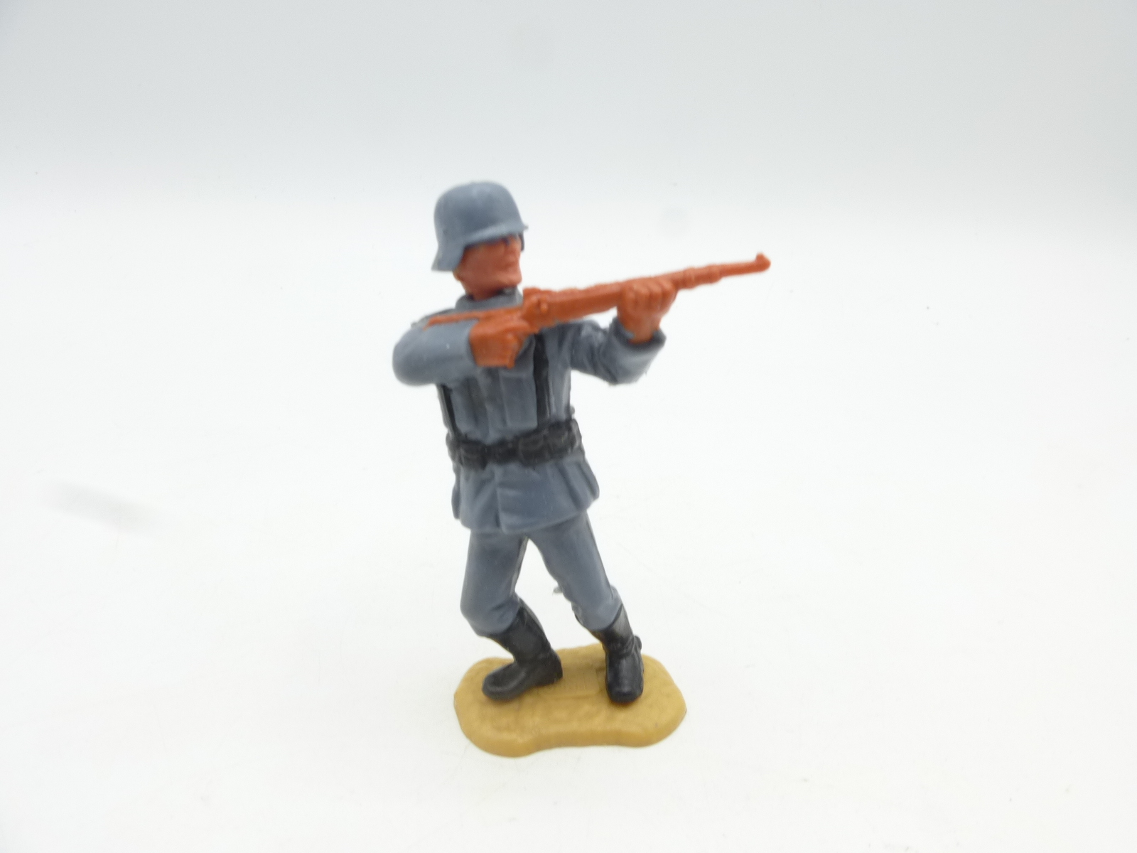 Timpo Toys Deutscher Soldat WWII mit Gewehr schiessend