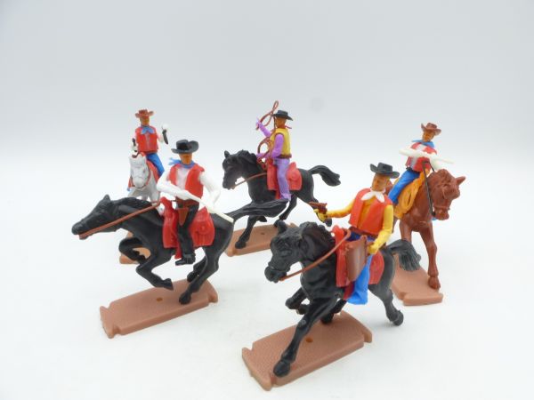 Plasty Set of Cowboys riding (5 figures)