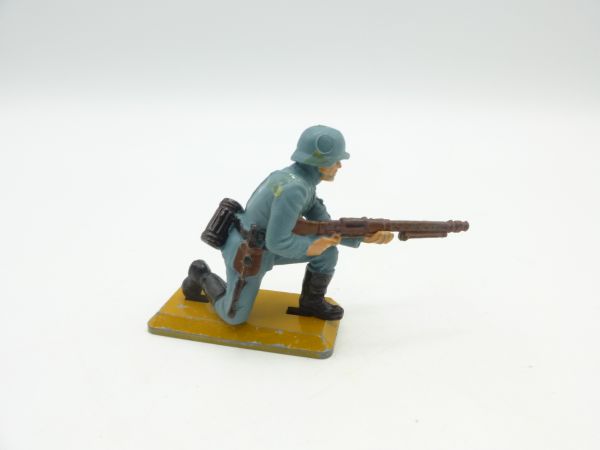 Britains Deetail German 1st version with MG in front - nice base plate