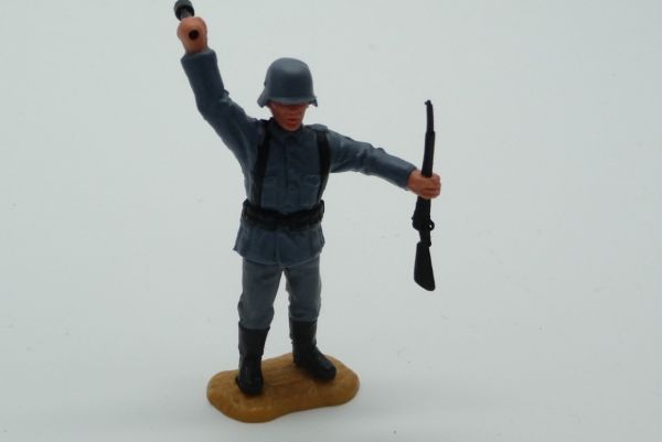 Timpo Toys Deutscher Soldat (einteiliger Kopf) mit Stielgranate und Gewehr