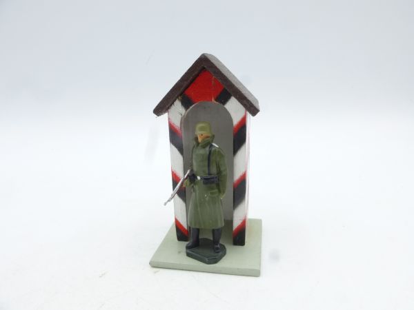 Soldat mit Mantel im Wachhäuschen (Gesamthöhe 7 cm)